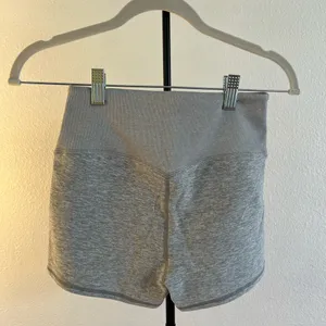 Alo Yoga Women's Gray High-Waist Shorts thumbnail 6