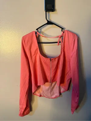 PrettyLittleThing Neon Pink Long Sleeve Cropped Top thumbnail 2