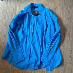 White fox behind the look shirt thumbnail 2