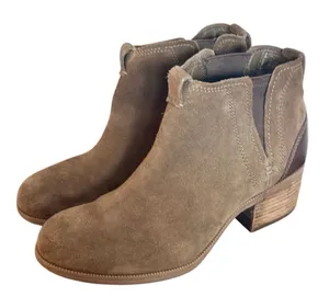 Clark’s Artisan Maypearl tan suede booties size 9.5 thumbnail 1