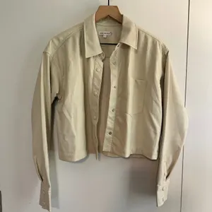 Good American | NWT Better Than Leather Faux Cropped Shacket Jacket, Size‎ 1 thumbnail 4