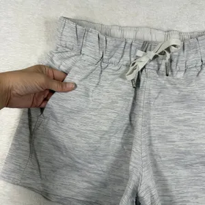 lululemon On The Fly Short 2.5 Space Dye Grey White Drawstring Pockets Size 6 thumbnail 7