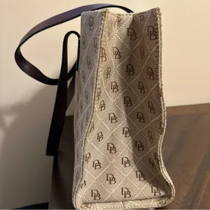 Dooney & Bourke East West Tote Signature Quilt Tan & Brown‎ Stitching EUC thumbnail 6