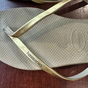 HAVAIANAS Metallic Gold and tan Flip FLops Thongs Flats Size 9/10W thumbnail 3