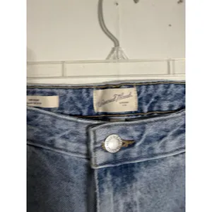 Universal Thread 90s Baggy Distressed Light Wash High Rise Wide Leg Jeans Blue thumbnail 5