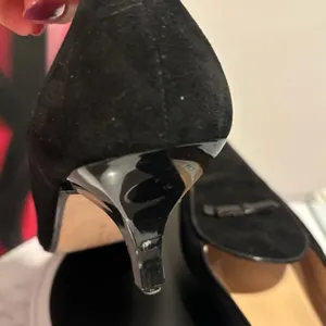 Isaac Mizrahi Black Suede Bow Kitten Heel Shoe Size 8 thumbnail 5