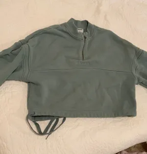 Gymshark Crop Top thumbnail 1
