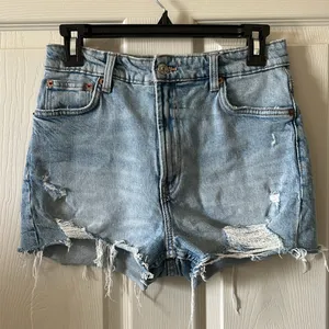 Zara Women’s Distressed‎ Cut Off Jean Shorts Size 6 thumbnail 2