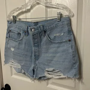 Levi’s 501 distressed light wash Jean shorts denim size 31‎ thumbnail 2