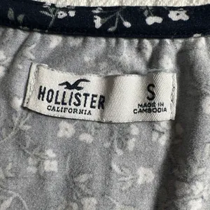 Hollister Size Small Navy Blue & White Floral Tie-Back Tiered Wrap Dress thumbnail 5
