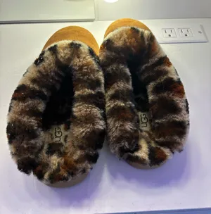 UGG Slippers Women’s 8 thumbnail 2