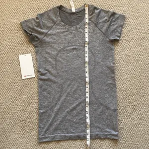 Lululemon Swiftly Tech Short Sleeve 2.0 Crew Shirt Size 6 Slate White EUC thumbnail 4
