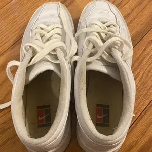 Womens VTG 2003 Nike Challenge Court White Leather Tennis Shoes 143010-111‎ 7.5 thumbnail 3