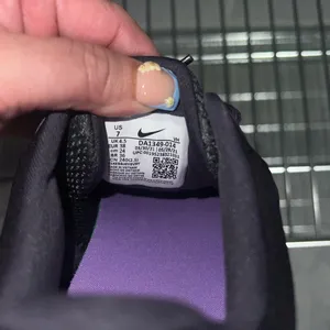 Nike Black and Pink Athletic Shoes‎ thumbnail 5