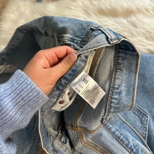 AMERICAN EAGLE Super High Rise Baggy Straight Jean In Medium Indigo thumbnail 6