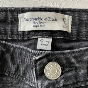 Abercrombie Curve Love High Rise Skinny Jeans Black Raw Hem 27 thumbnail 4