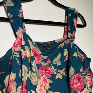 Torrid Floral Print Women's Top - Teal and Pink Size 0 thumbnail 2
