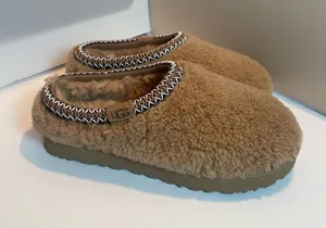 UGG TASMAN MAXI CURLY Plush Sheepskin Slip-on Chestnut Clogs Mules S US 9 thumbnail 1
