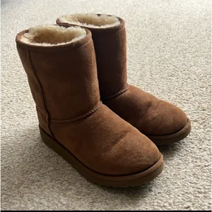 UGG Classic Short Boots  thumbnail 1