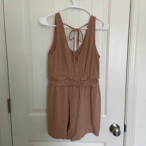 EUC | One Clothing LA women’s ruffle shorts romper — medium‎ thumbnail 3
