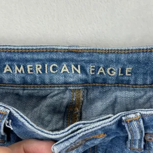 American Eagle Womens Size 4 Floral Embroidered Distressed Denim Mom‎ Shorts M thumbnail 2