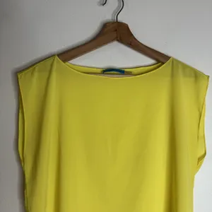 Alice + Olivia Blouse Womens Medium Yellow Sleeveless Sheer Boat Neck Top thumbnail 2
