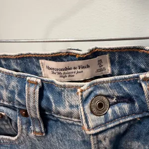 Abercrombie & Fitch The 90s Relaxed Jean 25 0S Light Wash High Rise Denim thumbnail 2