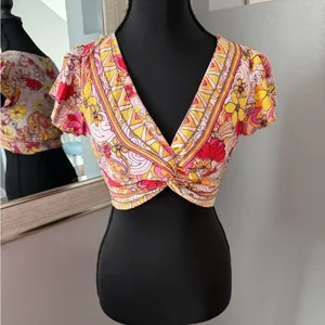 Angie Knot Front Groovy 70’s Hippie V Neck Crop Top Small. thumbnail 2