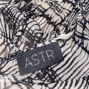 ✨ ASTR Lace patterned Surplice romper ✨ thumbnail 9