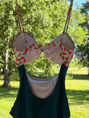 Cupshe NWOT Has Liner One Piece Cut Out Swimsuit M Cherries Travel Beach Cruise thumbnail 5