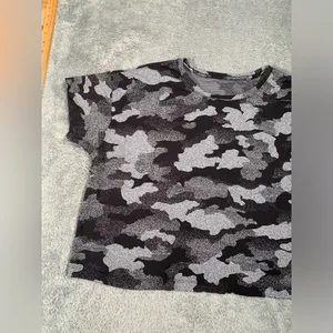 Lululemon athletica Camo cropped T-Shirt - Black and Gray thumbnail 2