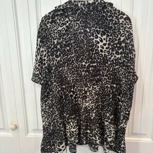 Chelsea‎ Studio Black And Gray Leopard Print Pleated Blouse Size 2X thumbnail 2
