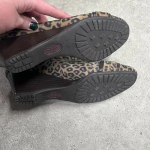 Sofft Womens Leopard Animal Print Closed Toe Wedges Buckle Detailed Size 7M thumbnail 5