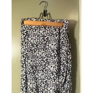 Abercrombie & Fitch Women's Size XS Midi Skirt Slit Front Black White Blue Ditsy thumbnail 4