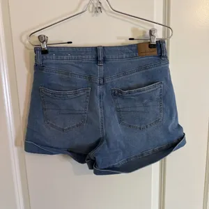 American Eagle Women's Jean Mom Shorts 4 Light Blue Denim Stretch Rolled Cuff thumbnail 2