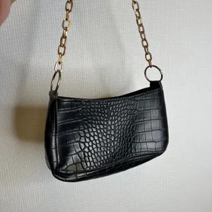 Y2K Black Crocodile Embossed Short Shoulder Bag with Gold‎ Chain Strap thumbnail 2