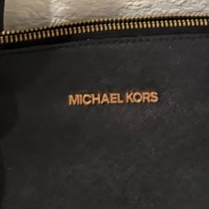 MICHAEL KORS Jet Set East West Top Zip Tote Bag Saffiano Leather Black thumbnail 6