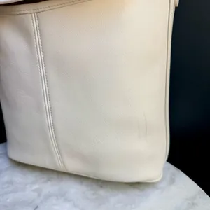 Vintage Unbranded Cream/White Leather Flap Crossbody Bag-Excellent Interior thumbnail 5