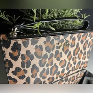 Kate Spade Lucy Medium L-Zip Wristlet Leopard Saffiano Leather NWT thumbnail 4