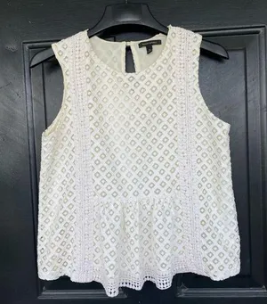 Banana Republic Eyelet sleeveless Blouse thumbnail 1