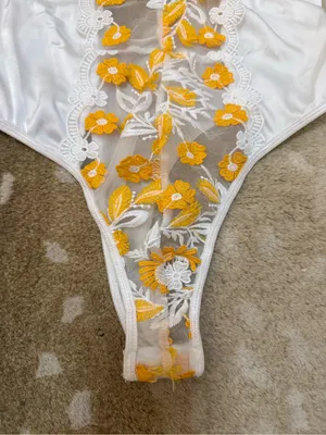 White Satin Floral Embroidered Mesh Snap Bodysuit Yellow Daisy Appliqué size M thumbnail 6
