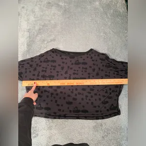 Lululemon Black gray Patterned tee shirt Top cropped thumbnail 6