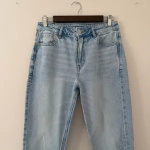 American Eagle Strigid Mom Jean Pants Light Wash High Rise Women Size 6 thumbnail 3