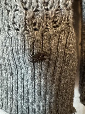 American Eagle Gray Textured Knit V‑Neck Sweater – Medium thumbnail 5