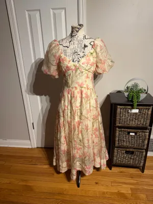 NWT ASTR the Label Sasilia floral puff sleeve dress Sz M midi-length a v-neckline and a front slit coquette chiffon organza like flare Shirred overlay thumbnail 3