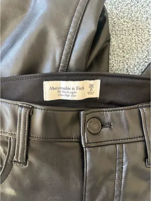 Curve Love Ultra High-Rise 90s Straight Vegan Leather Abercrombie thumbnail 6