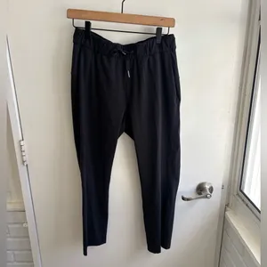 Lululemon On‎ The Fly Crop 23” black Pants 6 athleisure yoga workout streetwear thumbnail 3