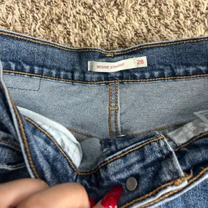Levi’s Wedgie Straight High Rise Distressed Jeans Sz 28 thumbnail 2