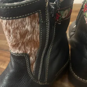 Martino Made in Canada Leather Ankle Boots Cowhide Panels Womens 8 thumbnail 9