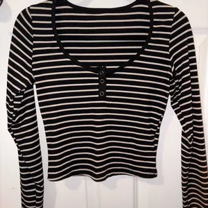Black and White Cropped Button Down Shirt Size L thumbnail 1